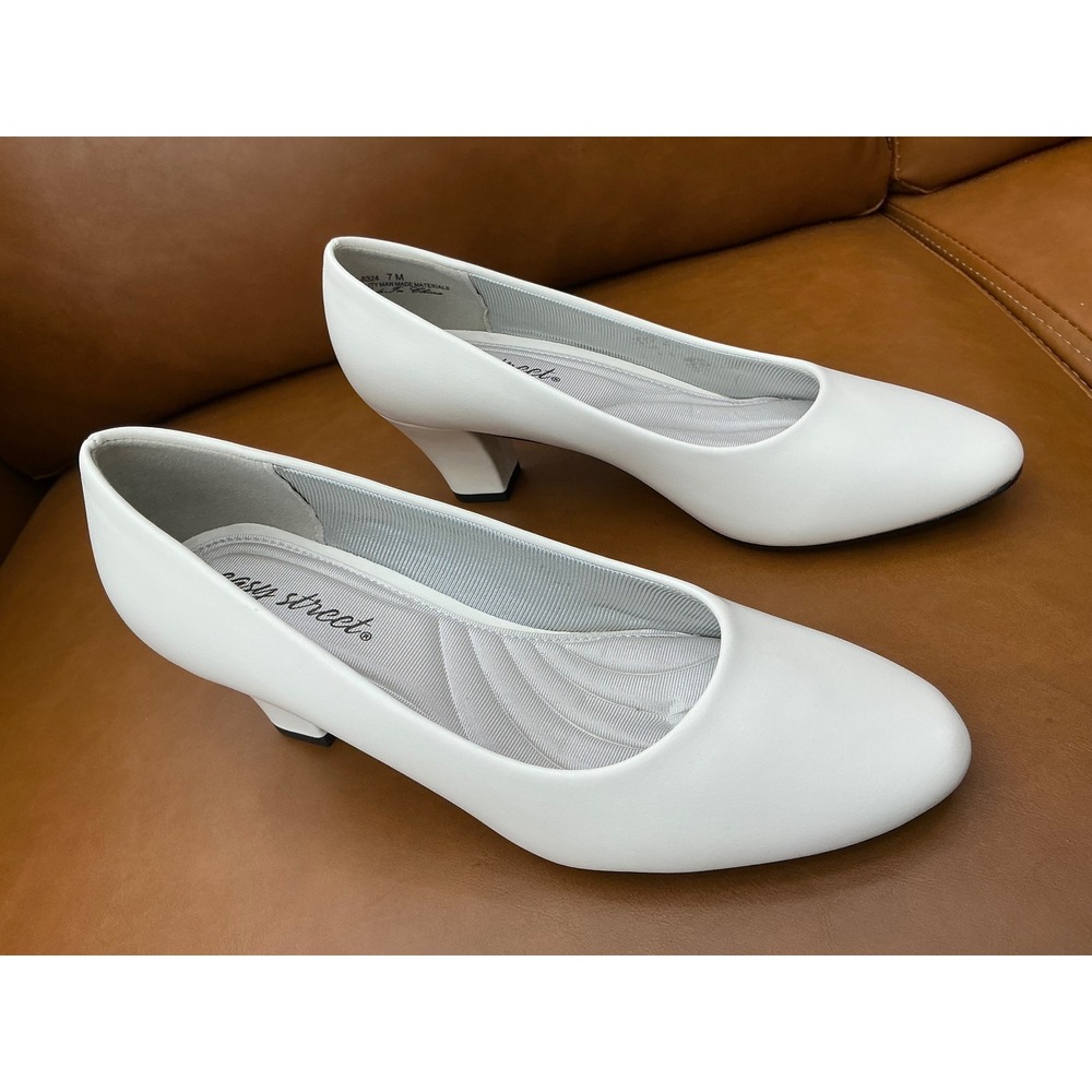 Easy‎ Street Ballari Pumps Womens 7M White Block Heel